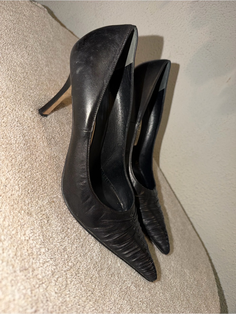 Manolo Blahnik Black Pointed Ruched Leather Pumps - Picture 2 of 6